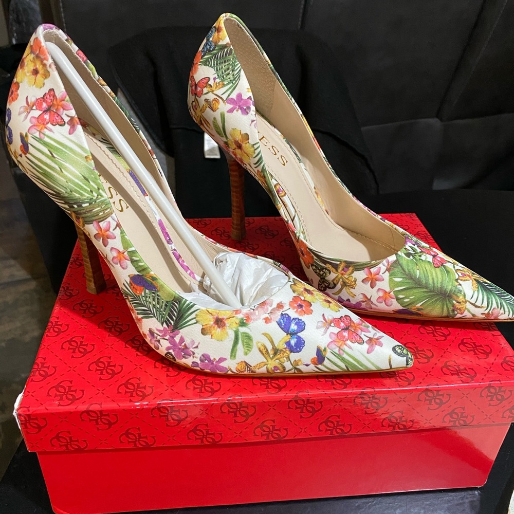 Guess Pointed butterflies/ flower heels